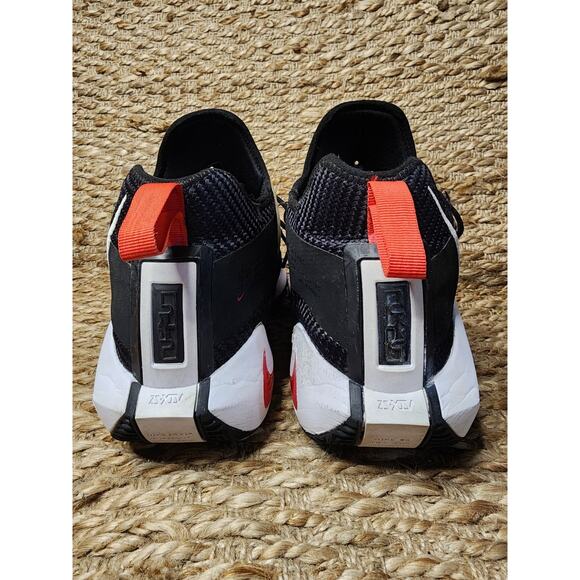Athletic_Shoes